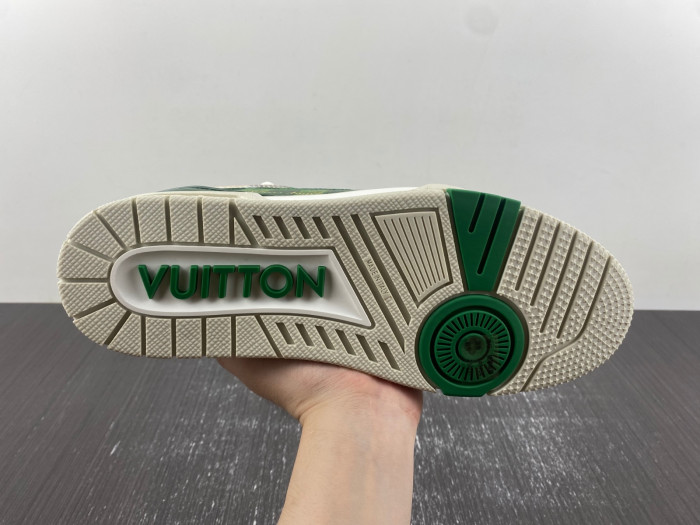 lv snekaers 82