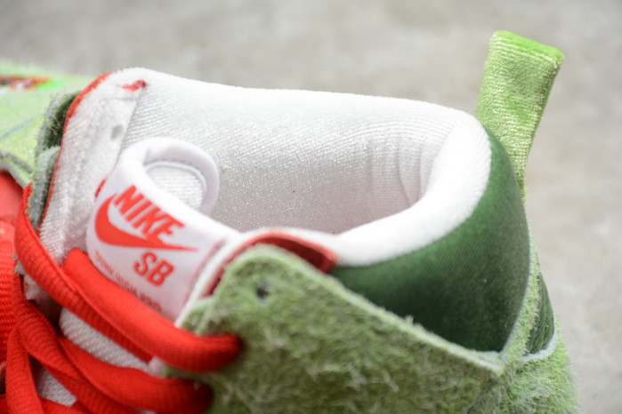 nike dunk low sb "strawberry cough" cw7093-601