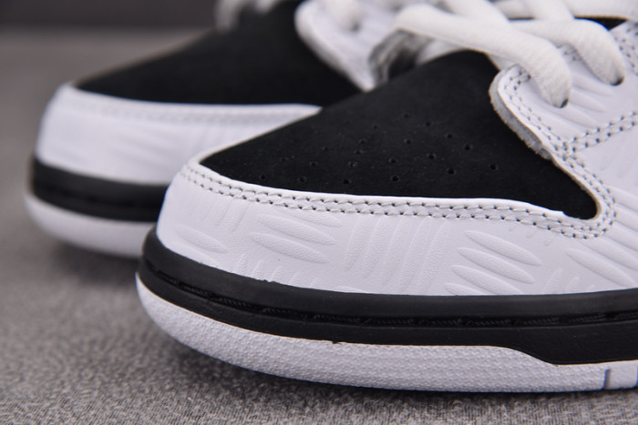 NK SB Dunk Low TIGHTBOOTH-FD2629-100