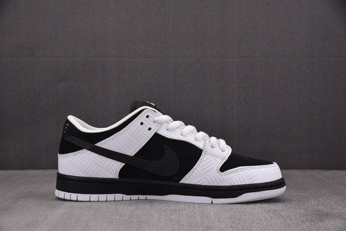 NK SB Dunk Low TIGHTBOOTH-FD2629-100