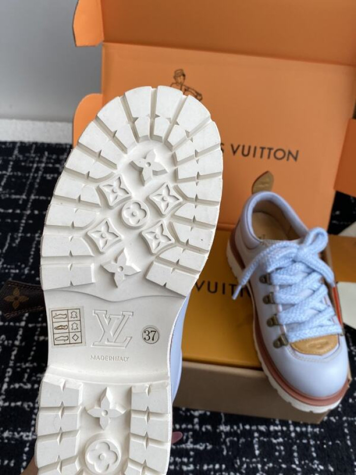 LV snekaers 228